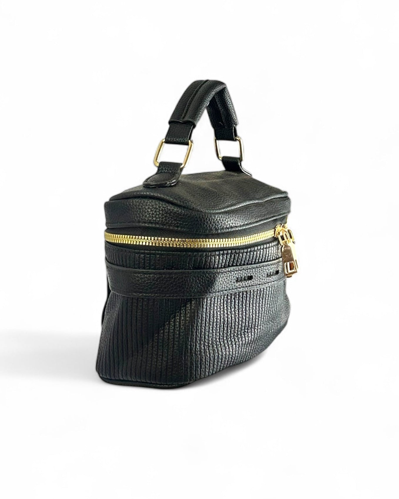 Bolso compacto y estructurado tipo neceser, ideal para organizar objetos personales, maquillaje o pequeños accesorios. NEGRO