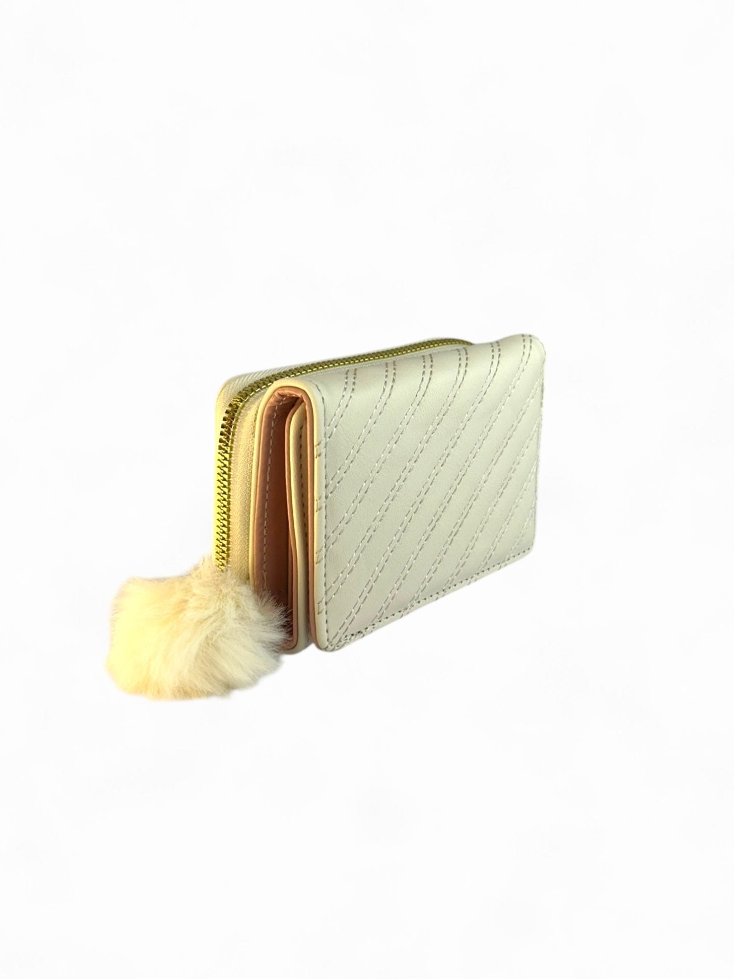 Cartera compacta elegante con diseño de costuras y pompón