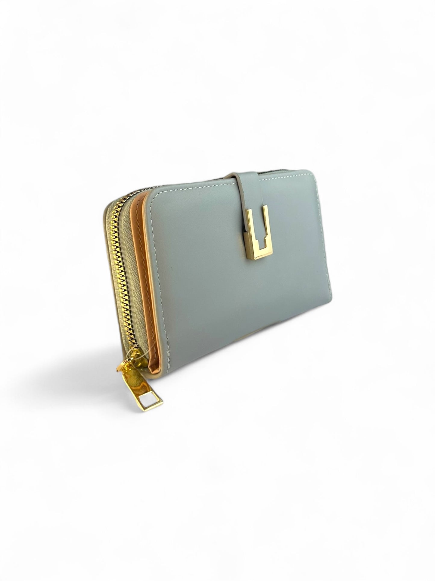 Cartera de mujer bicolor con cierre, aplique Moderno y organización interna.