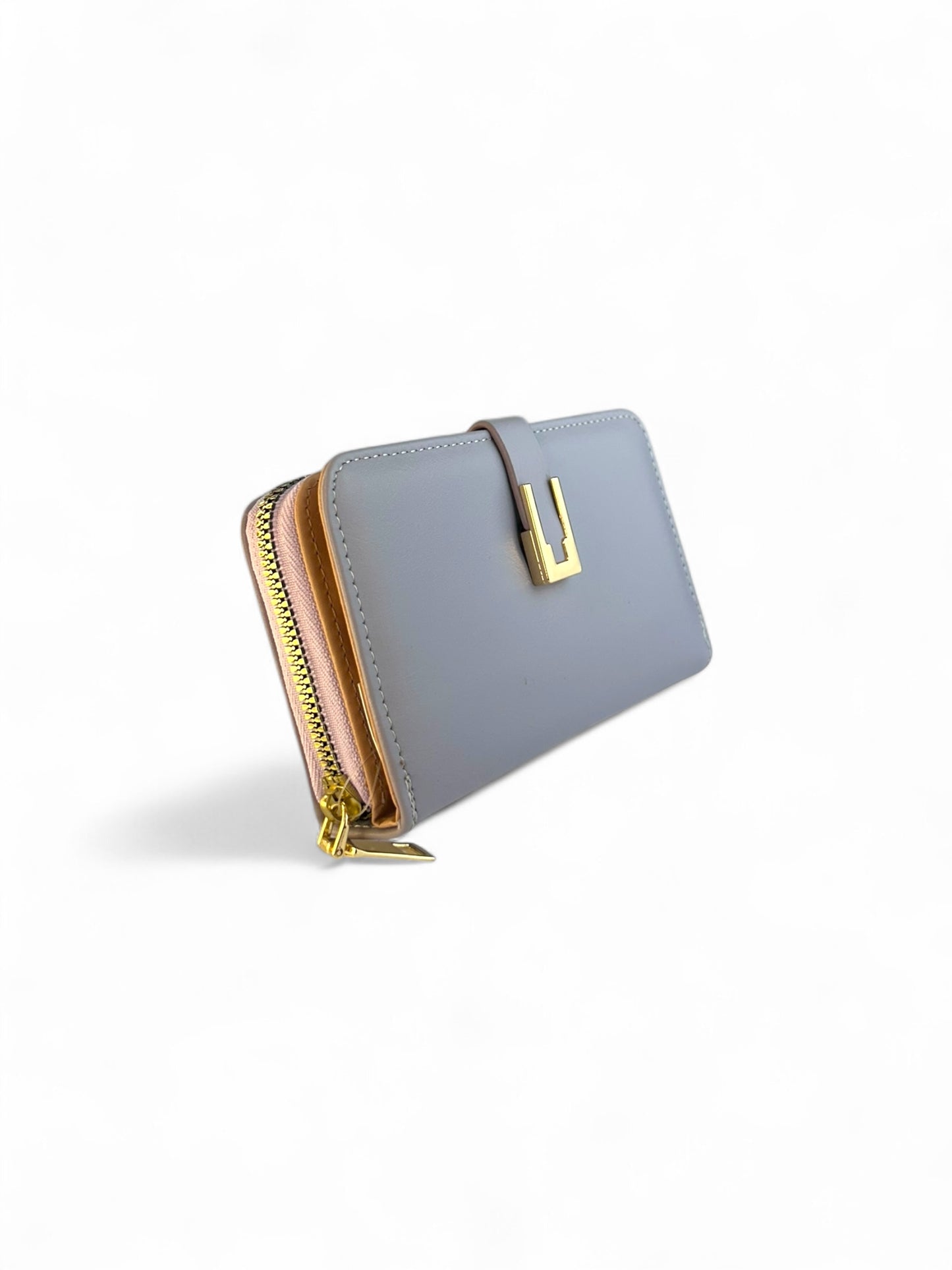 Cartera de mujer bicolor con cierre, aplique Moderno y organización interna.