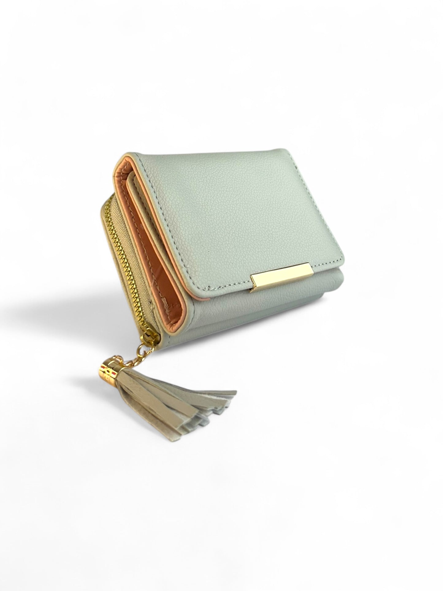 Cartera compacta con pompón y detalles dorados