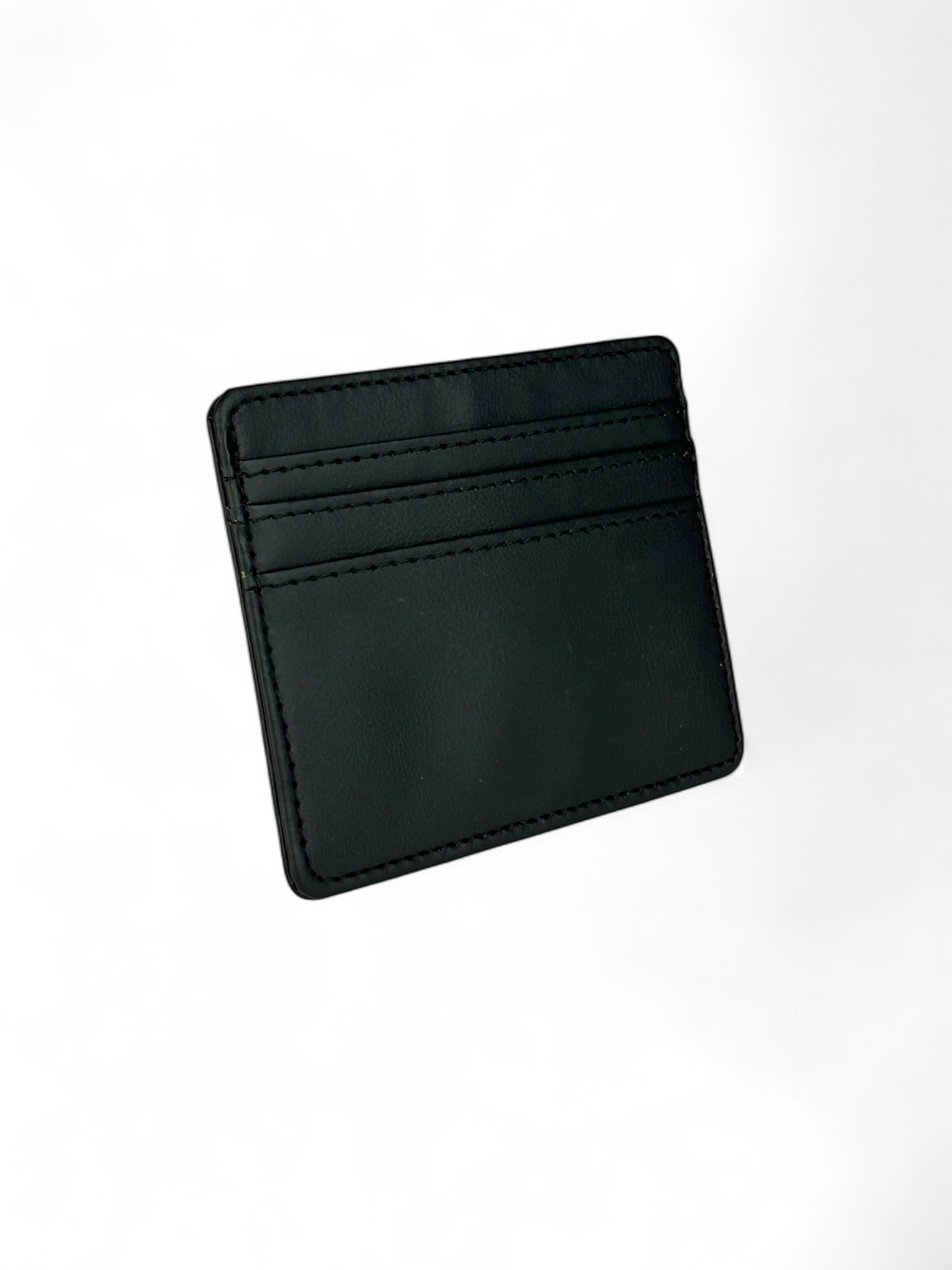 Tarjetero compacto para mujer en color negro con ranuras para tarjetas, diseño minimalista y dinero de exhibición.
