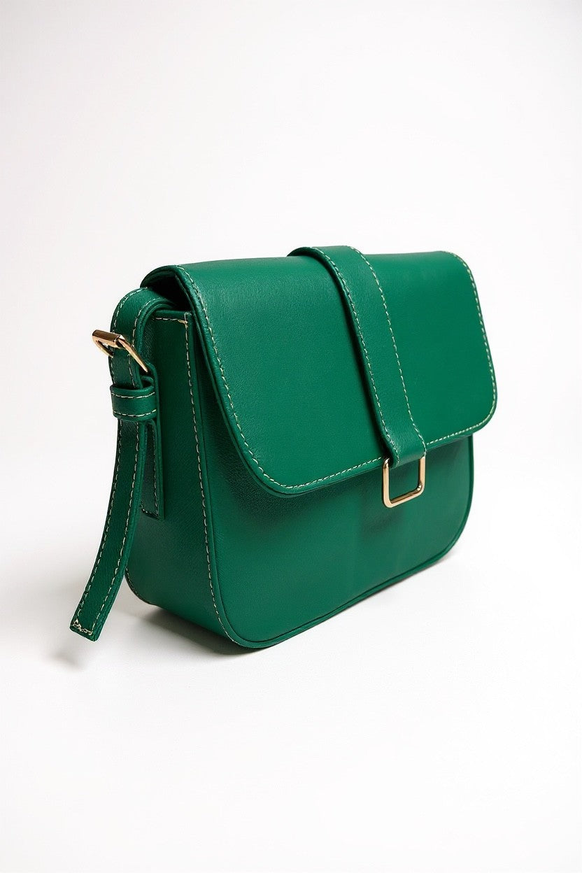 JADE — Bolsa tipo crossbody con solapa y detalle de herraje rectangular