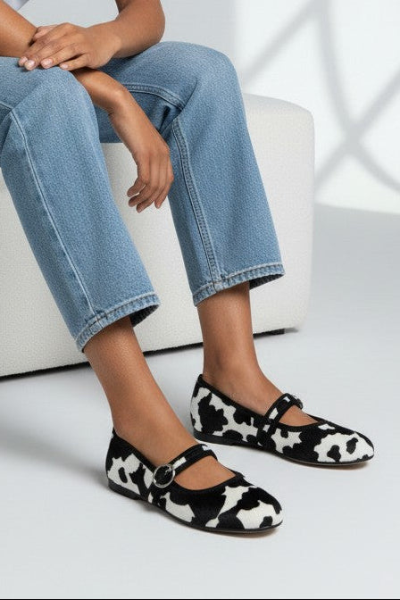 Mary Jane flat aterciopelado print vaca blanco y negro con broche dorado, marca DALALI, tallas 23 a 26