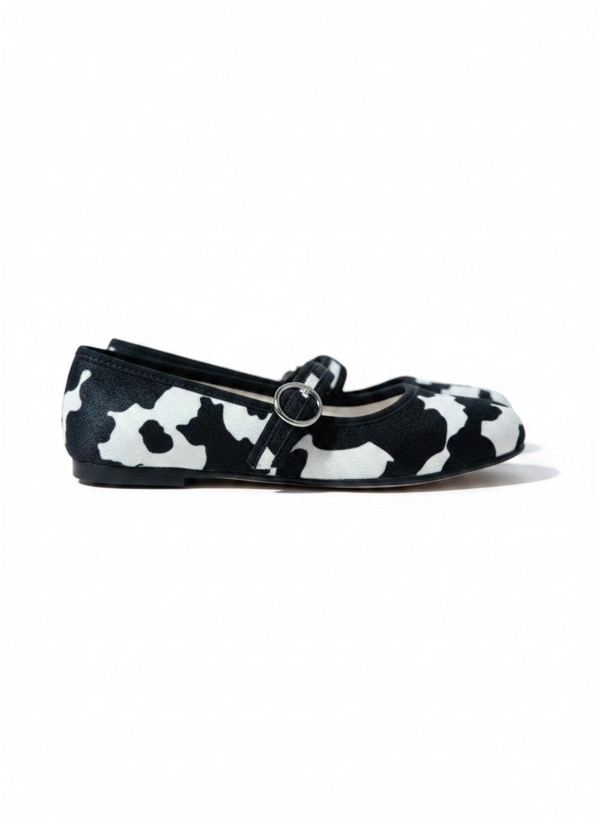 Zapato de piso tipo flat aterciopelado print vaca blanco y negro con broche dorado, marca DALALI, tallas 23 a 26