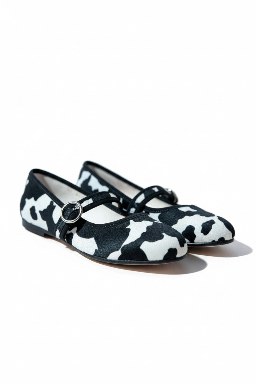 Zapato de piso tipo flat aterciopelado print vaca blanco y negro con broche dorado, marca DALALI, tallas 23 a 26