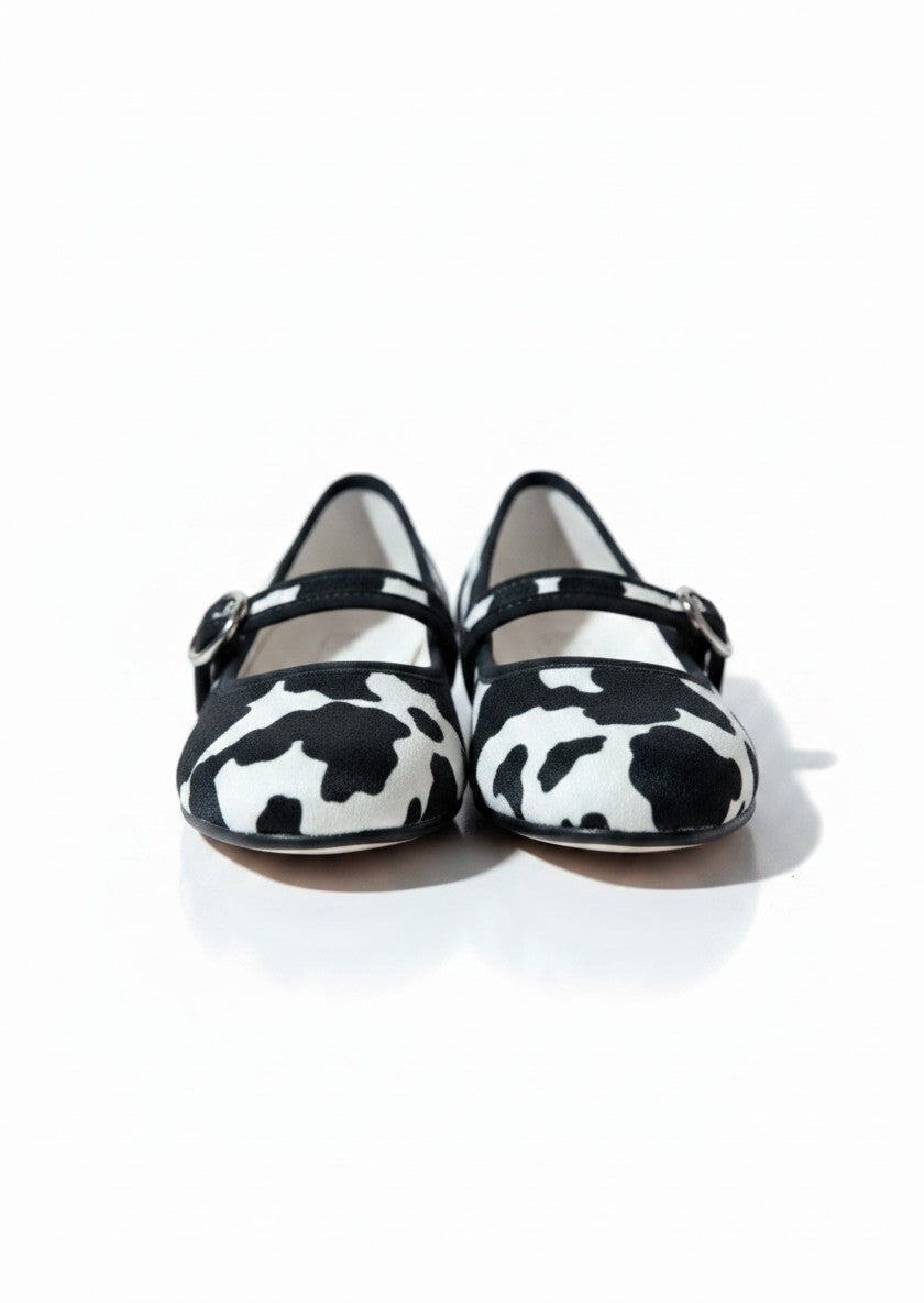 Zapato de piso tipo flat aterciopelado print vaca blanco y negro con broche dorado, marca DALALI, tallas 23 a 26