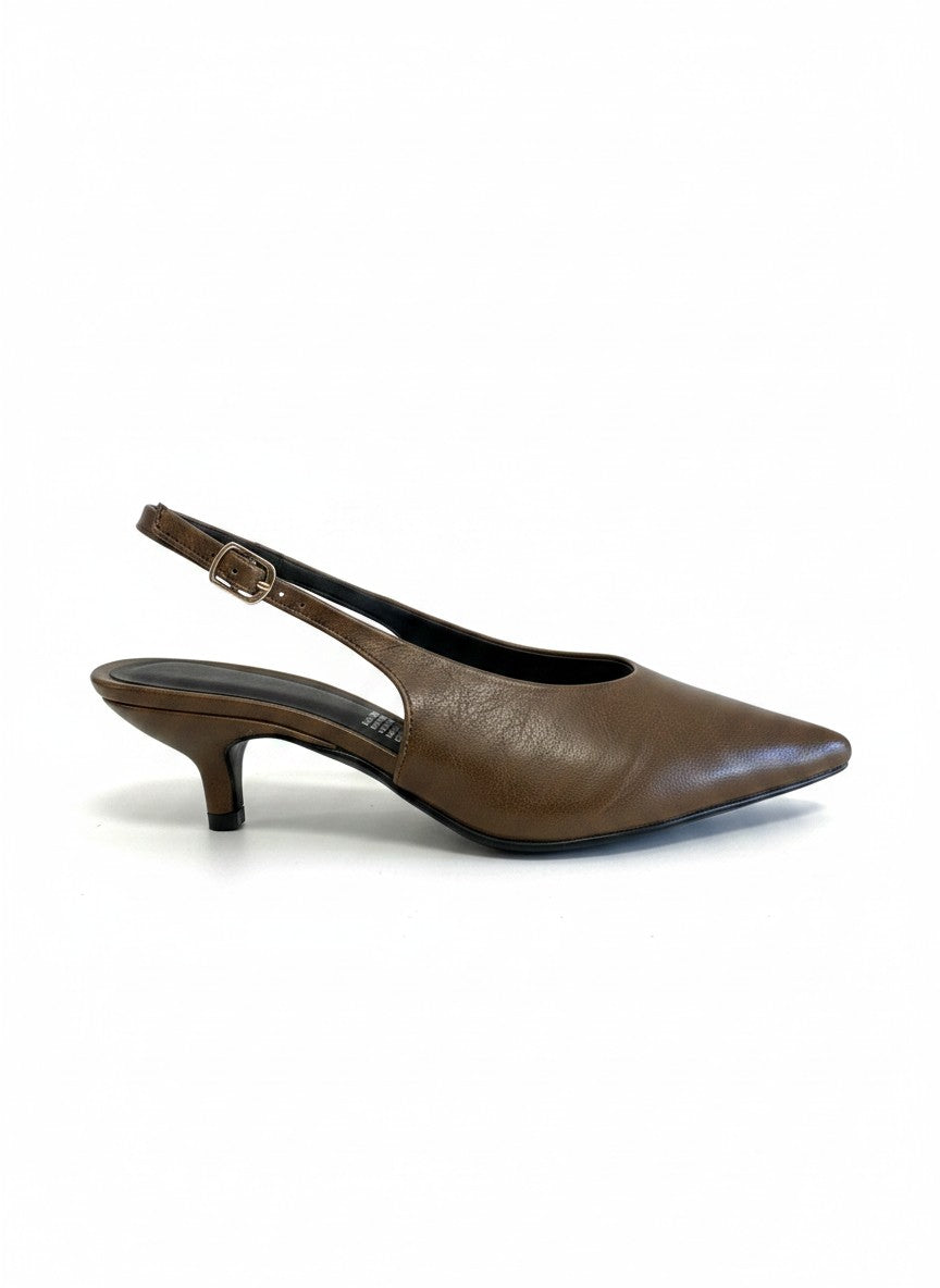 Zapatilla de tacón kitten heel slingback con punta fina, correa con hebilla y acabado mate — DALALI 