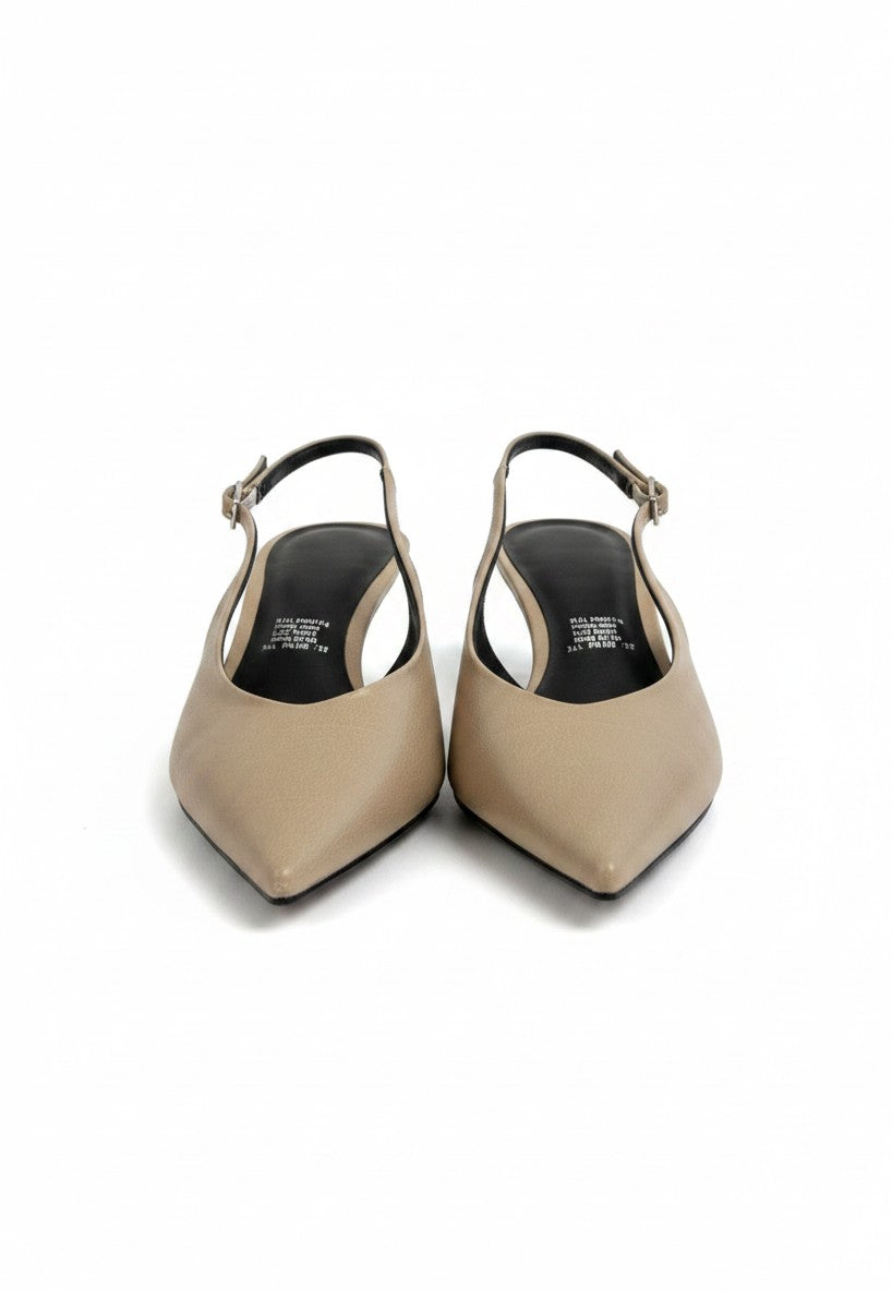 Zapatilla de tacón kitten heel slingback con punta fina, correa con hebilla y acabado mate — DALALI 