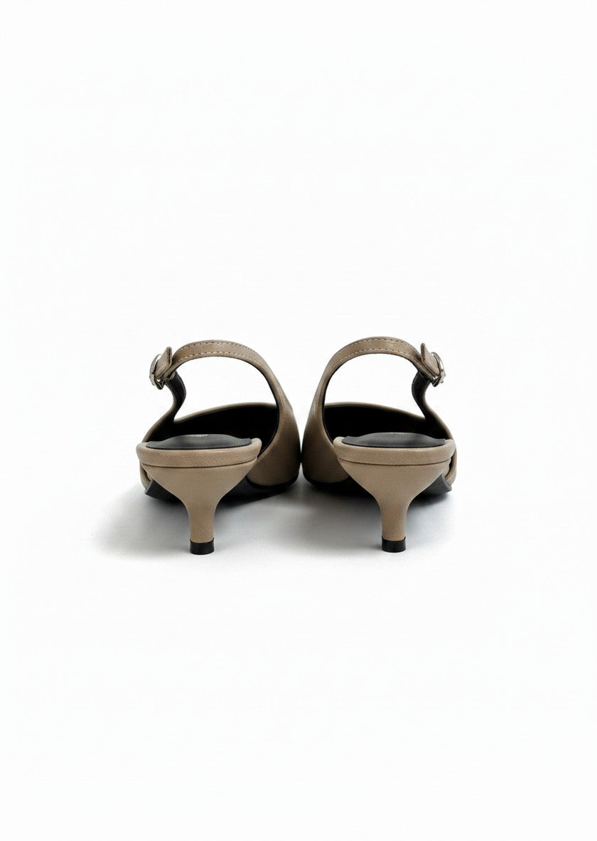 Zapatilla de tacón kitten heel slingback con punta fina, correa con hebilla y acabado mate — DALALI 