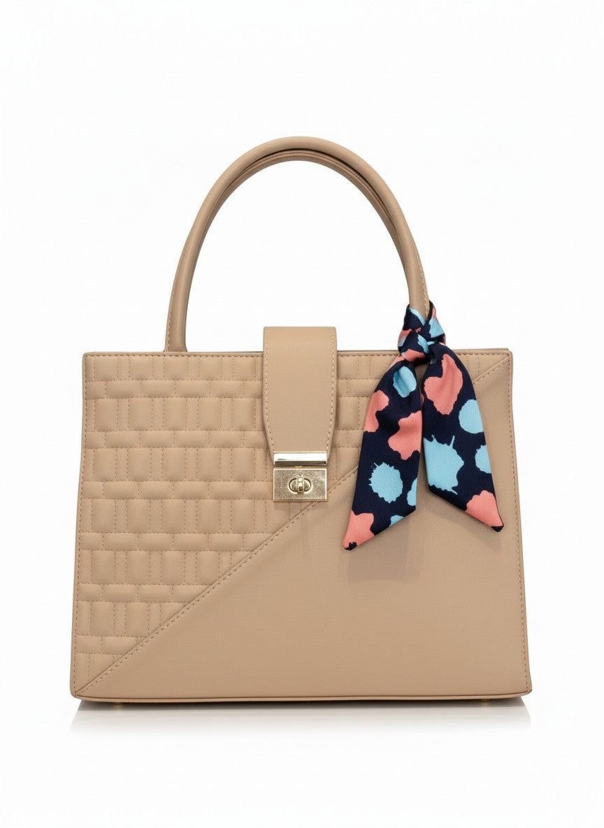 Bolso beige estructurado con panel acolchado y broche dorado – BRUNA