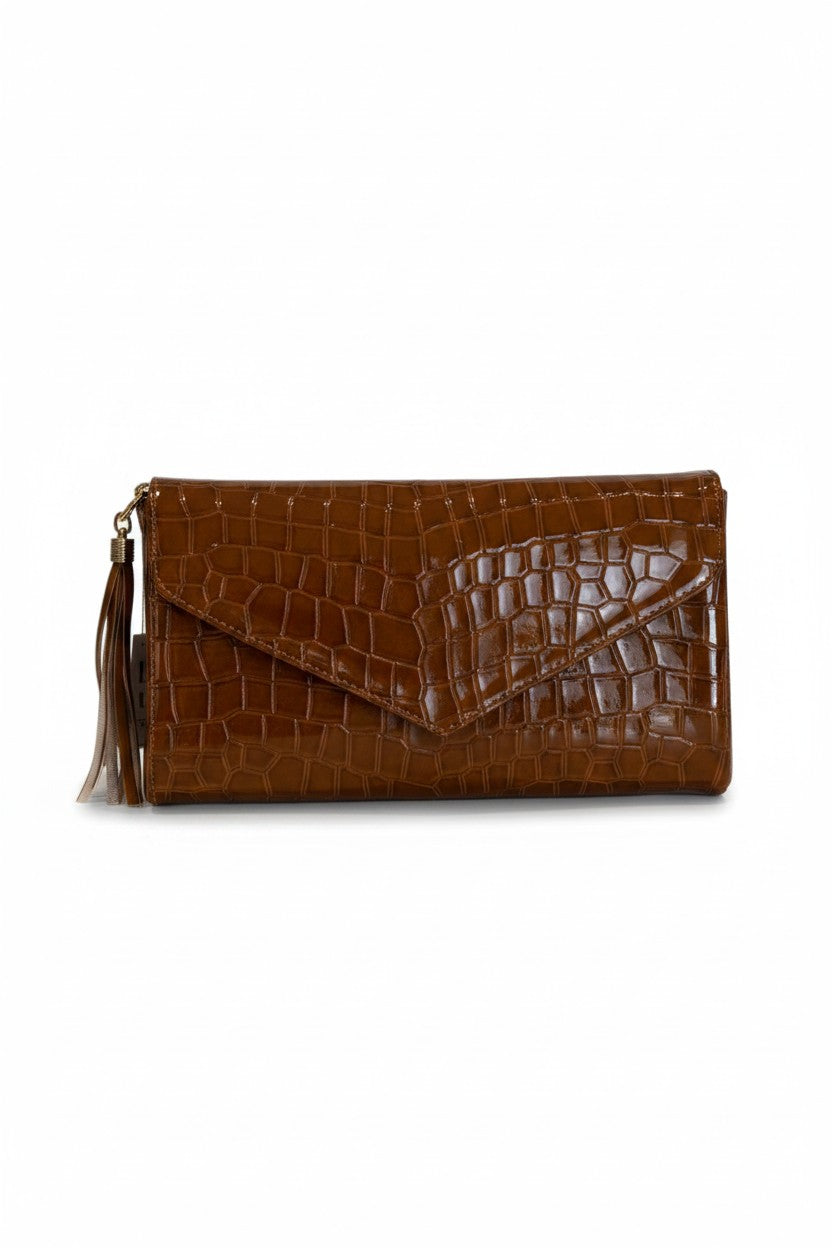 Bolso clutch tipo sobre con textura croc – DIVA