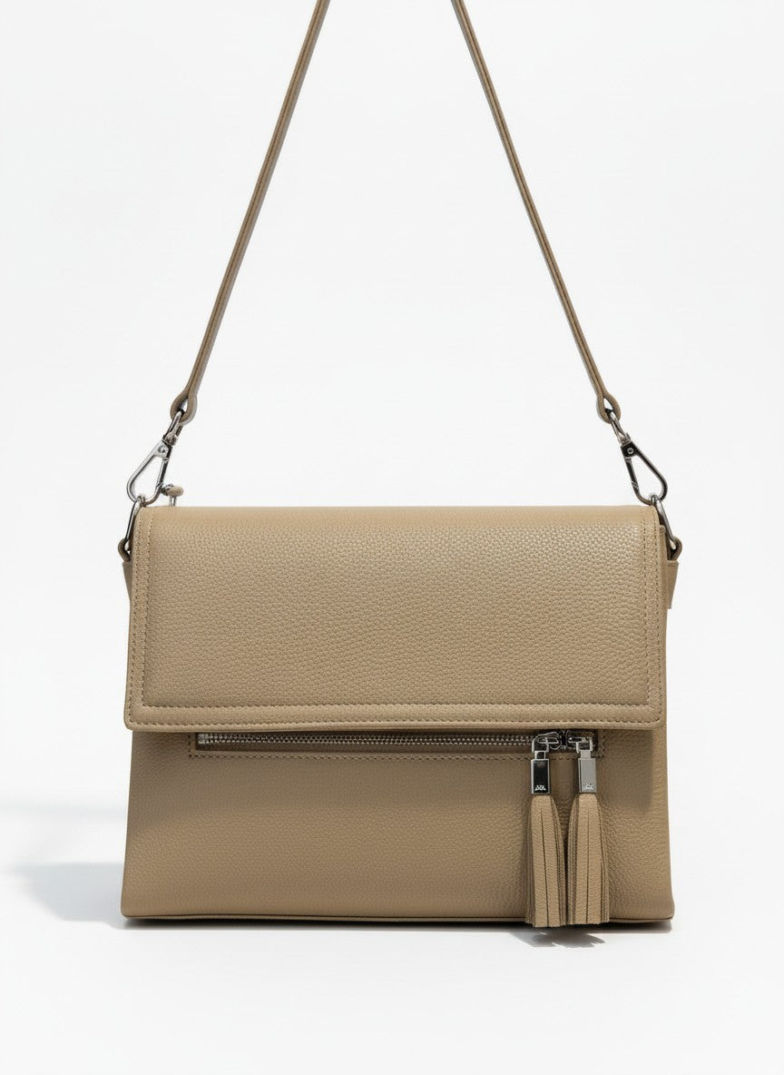 Bolso de hombro latte en sintético mate con herrajes plata y correa desmontable, colección VIENA de DALALI