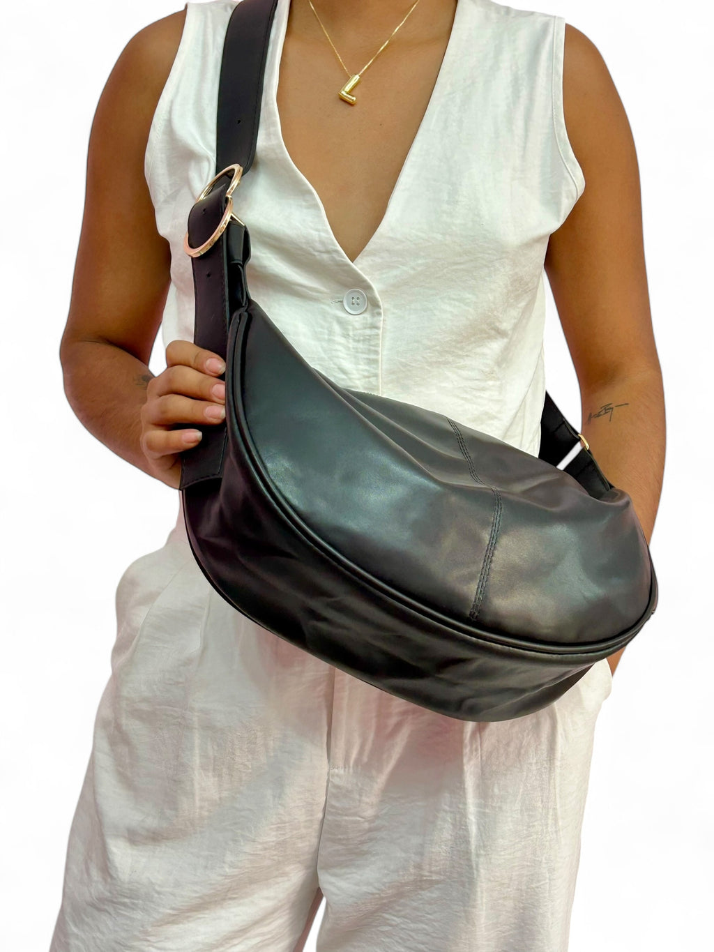 BOLSO HOBO DE MATERIAL TIPO CUERO IDEAL PARA USAR CRUZADO O AL HOMBRO COLOR NEGRO