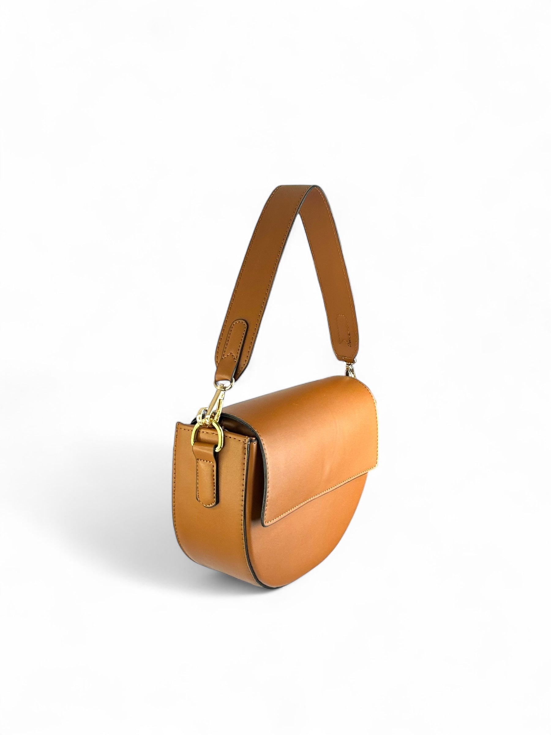 Bolso estructurado de estilo media luna, perfecto como accesorio de hombro o bandolera. CAFÉ