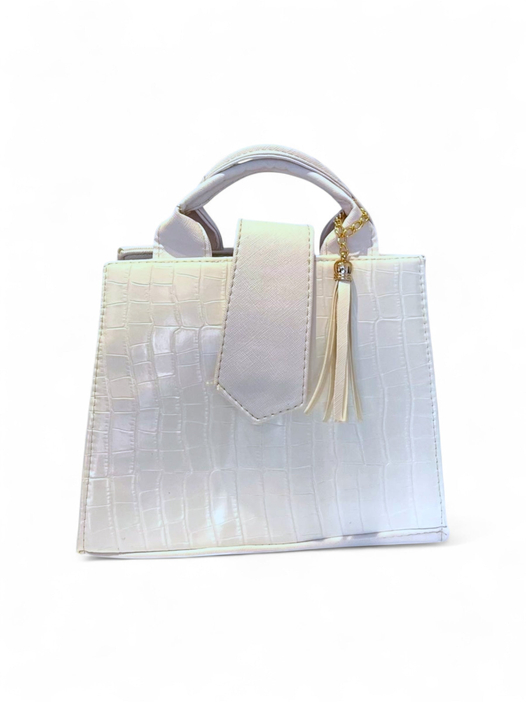 DALALI Bolsa mini tipo tote textura cocodrilo con borla dorada – color blanco perla.

