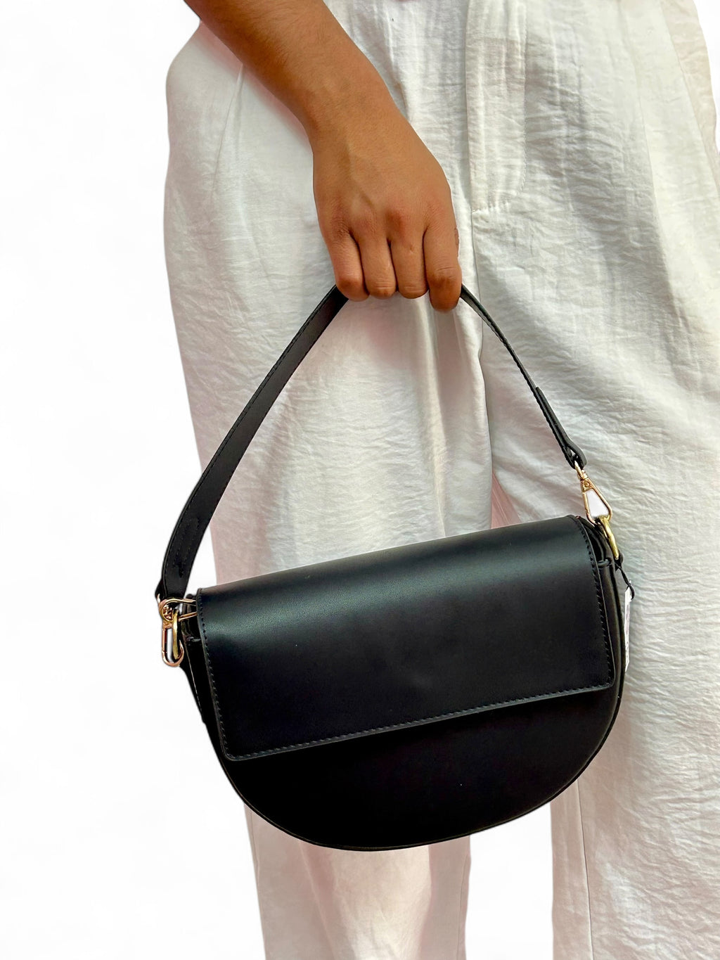 Bolso estructurado de estilo media luna, perfecto como accesorio de hombro o bandolera. COLOR NEGRO