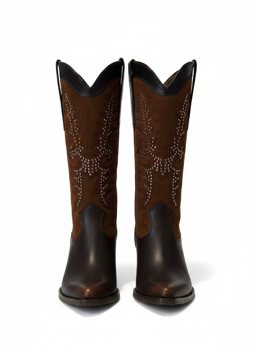 Bota vaquera color chocolate  gamuza con bordado y pedrería doradas, tacón bloque 8 cm, marca DALALI, tallas 23 a 26
