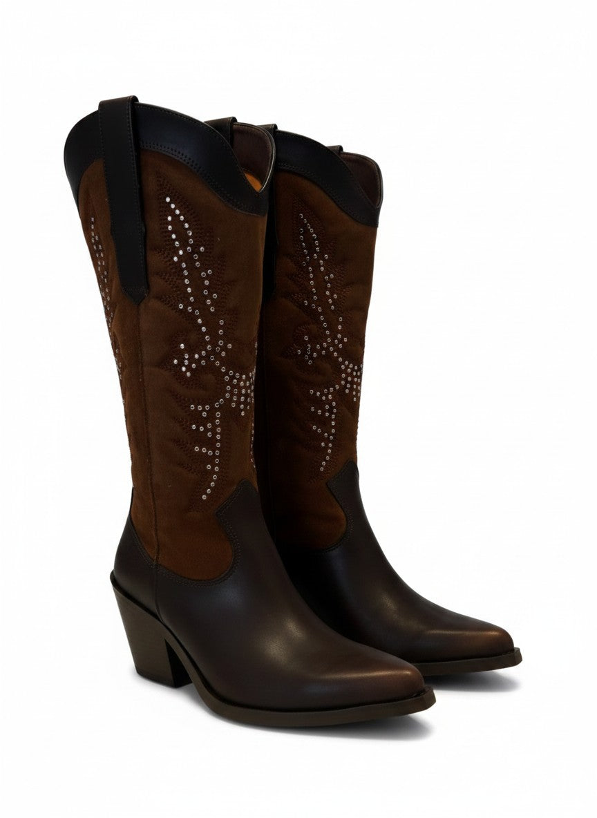 Bota vaquera color chocolate  gamuza con bordado y pedrería doradas, tacón bloque 8 cm, marca DALALI, tallas 23 a 26