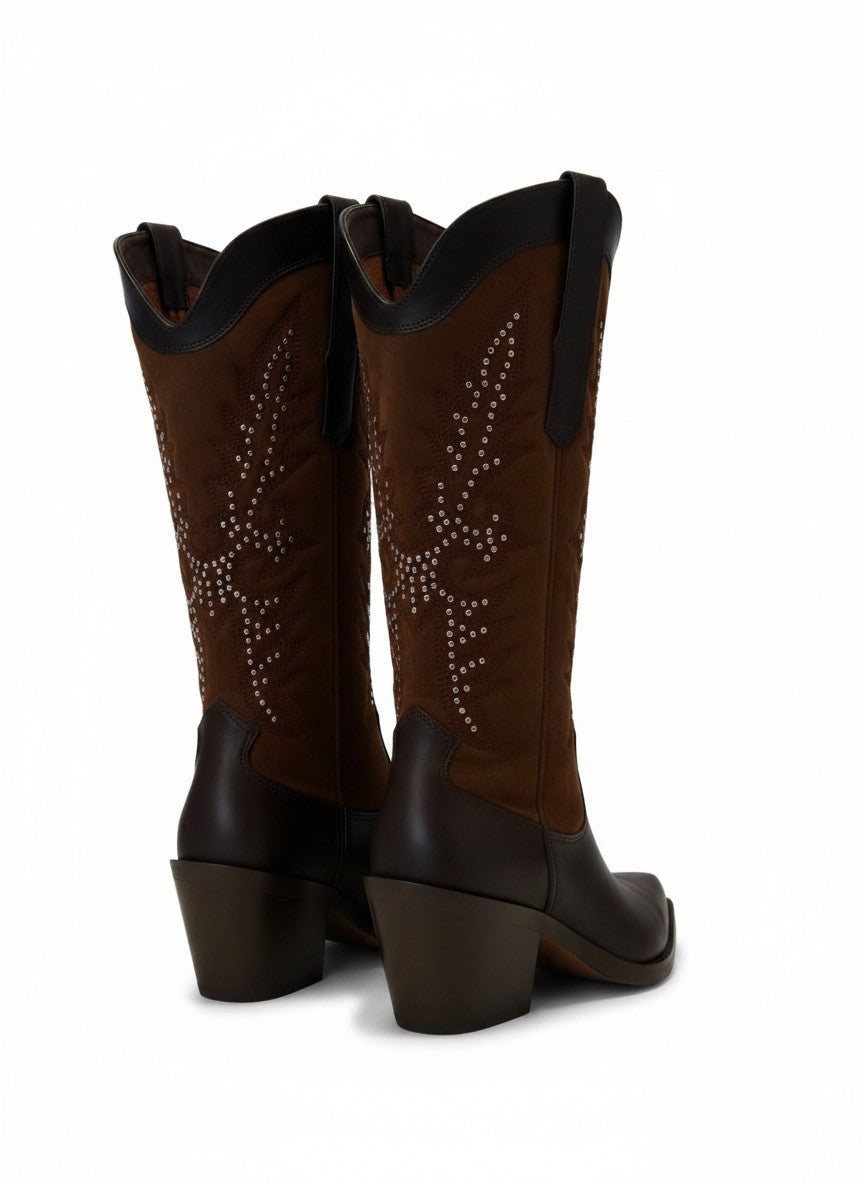 Bota vaquera color chocolate  gamuza con bordado y pedrería doradas, tacón bloque 8 cm, marca DALALI, tallas 23 a 26