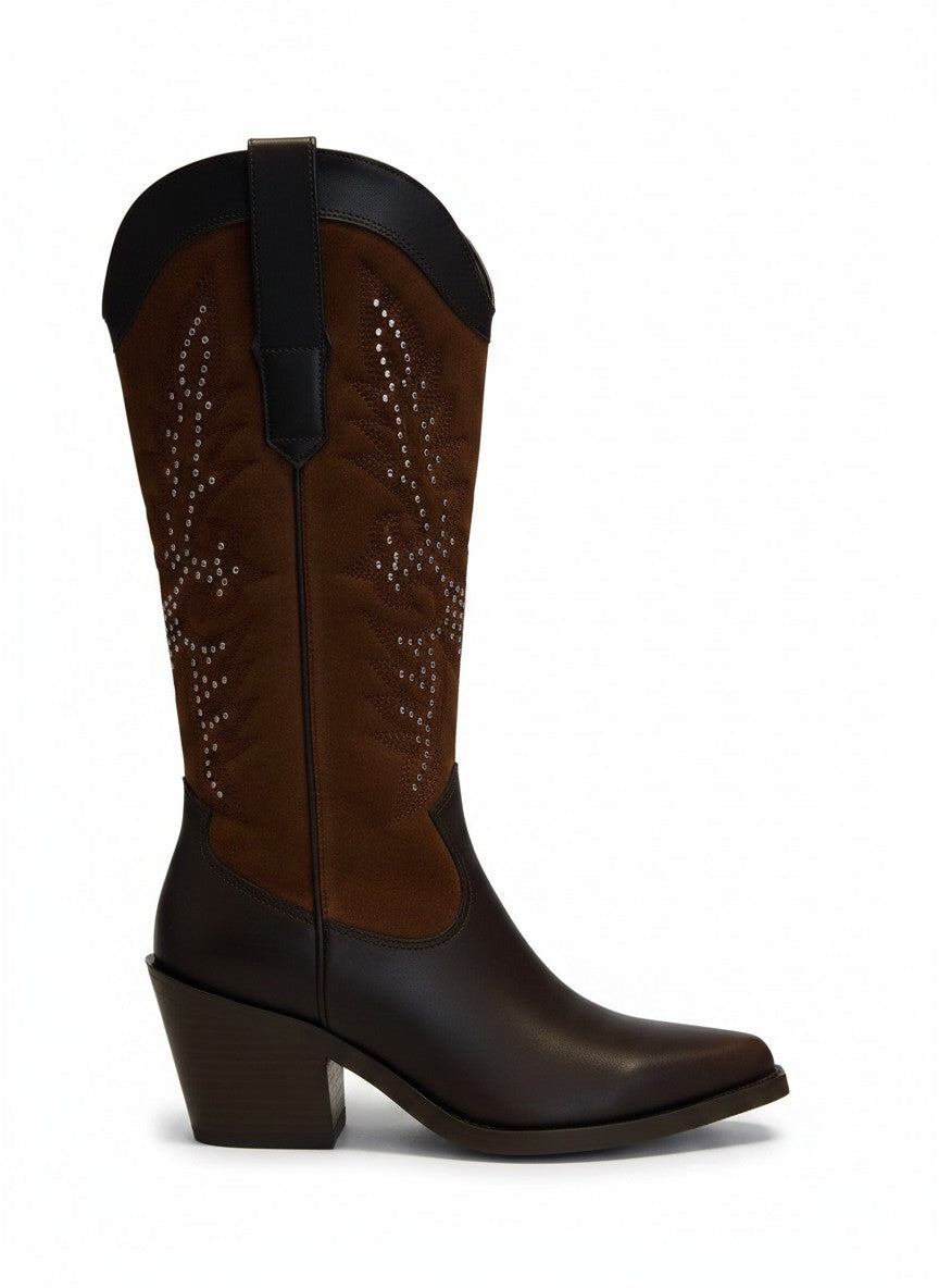 Bota vaquera color chocolate  gamuza con bordado y pedrería doradas, tacón bloque 8 cm, marca DALALI, tallas 23 a 26