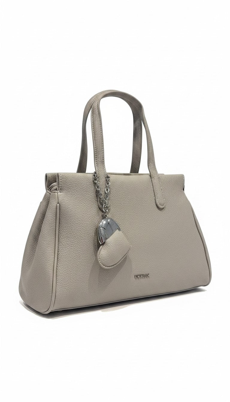 Bolsa de mano gris claro textura grano estructurada con dije decorativo y herrajes dorados – DALALI