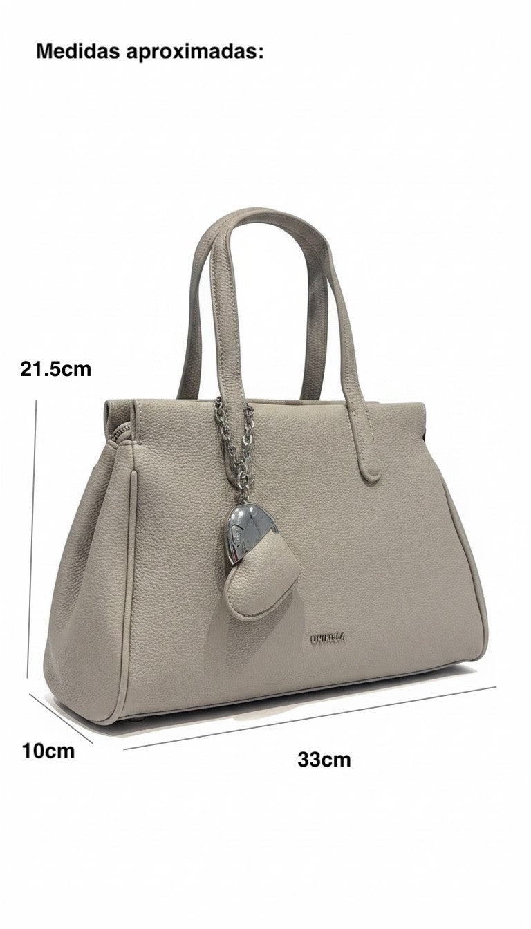 Bolsa de mano gris claro textura grano estructurada con dije decorativo y herrajes dorados – DALALI