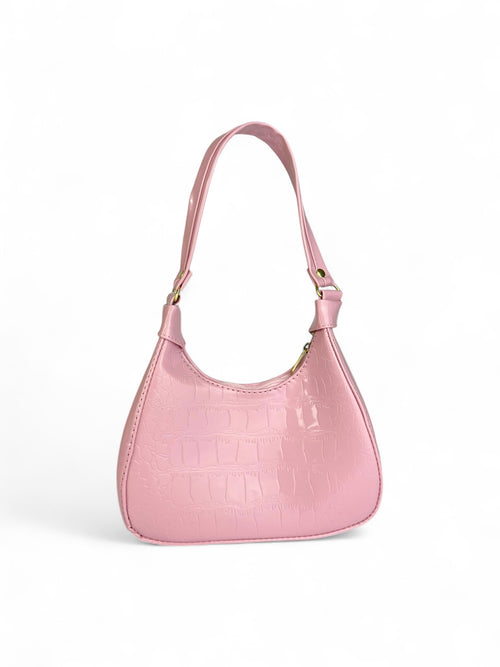 Bolsa de hombro mini tipo hobo color rosa con textura cocodrilo, vista lateral, medidas 21x34x9 cm