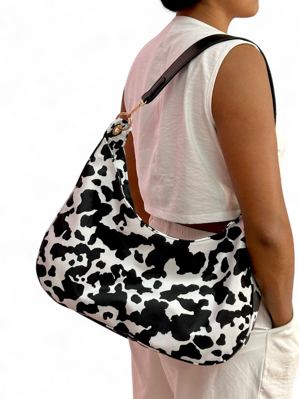 Bolsa hobo para mujer con estampado de vaca, diseño moderno y amplio compartimento modelado