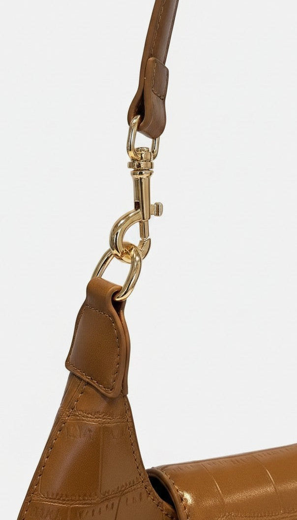 Bolsa de hombro café textura cocodrilo con solapa, botón imán y herrajes dorados – DALALI