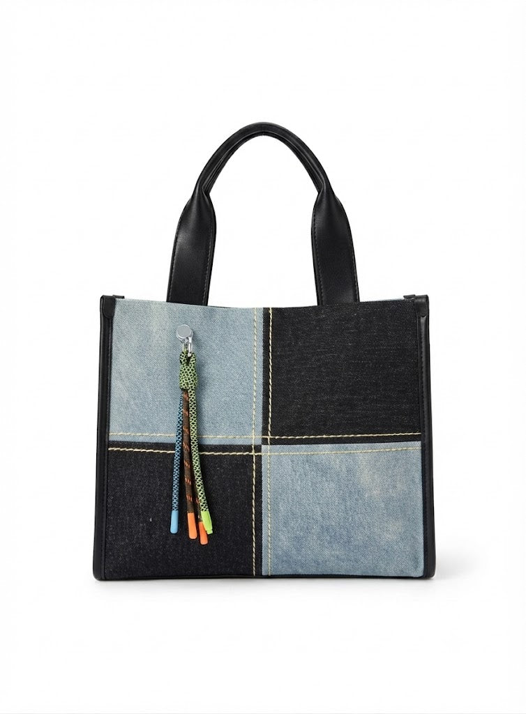 Bolsa tote de tela denim bicolor azul marino con borla multicolor y herrajes plata, DALALI