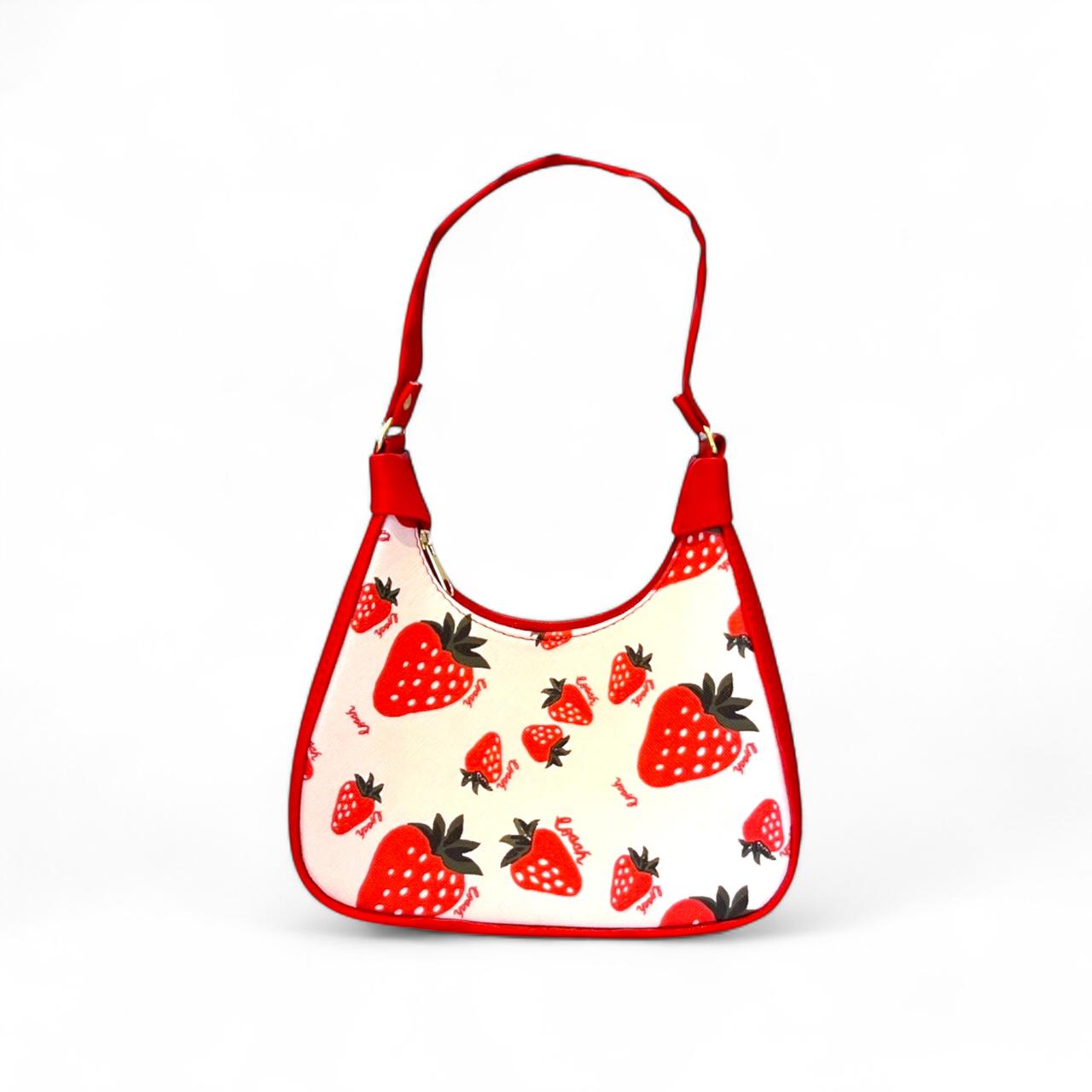 DALALI Bolsa mini tipo hobo con estampado de fresas y asa roja. Un accesorio dulce, fresco y divertido para tu look.