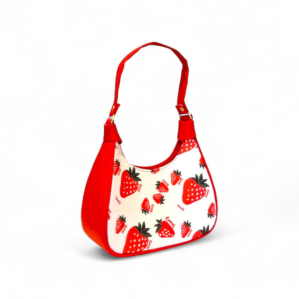 DALALI Bolsa mini tipo hobo con estampado de fresas y asa roja. Un accesorio dulce, fresco y divertido para tu look.