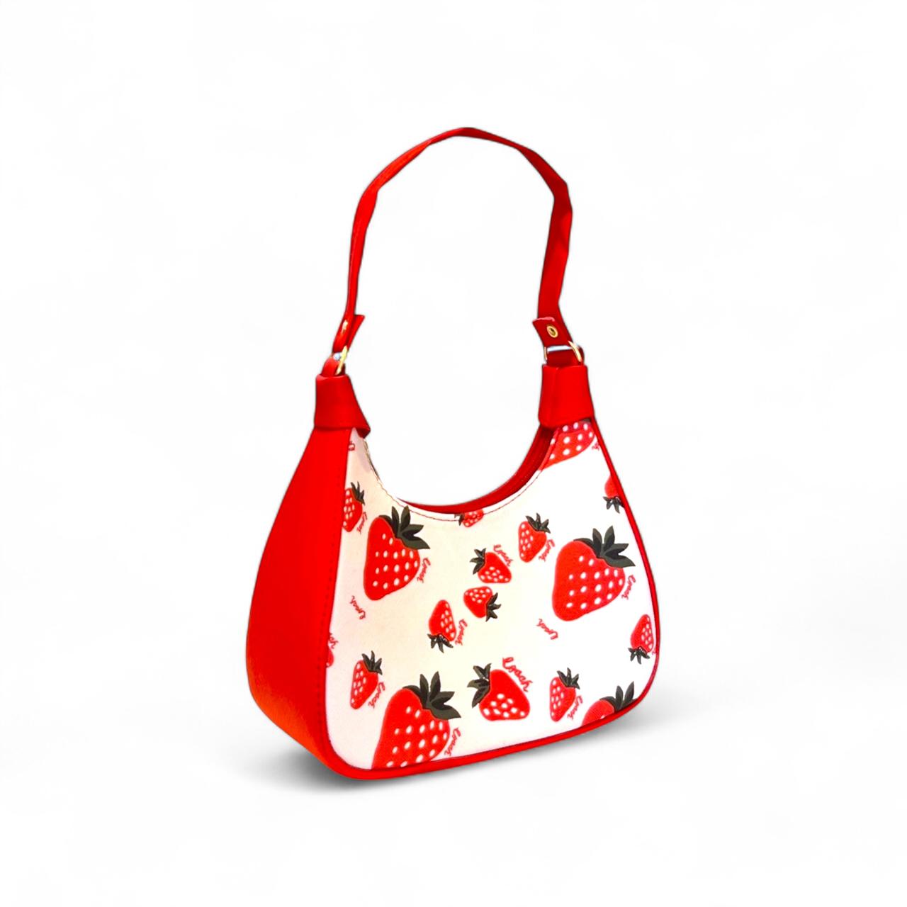 DALALI Bolsa mini tipo hobo con estampado de fresas y asa roja. Un accesorio dulce, fresco y divertido para tu look.