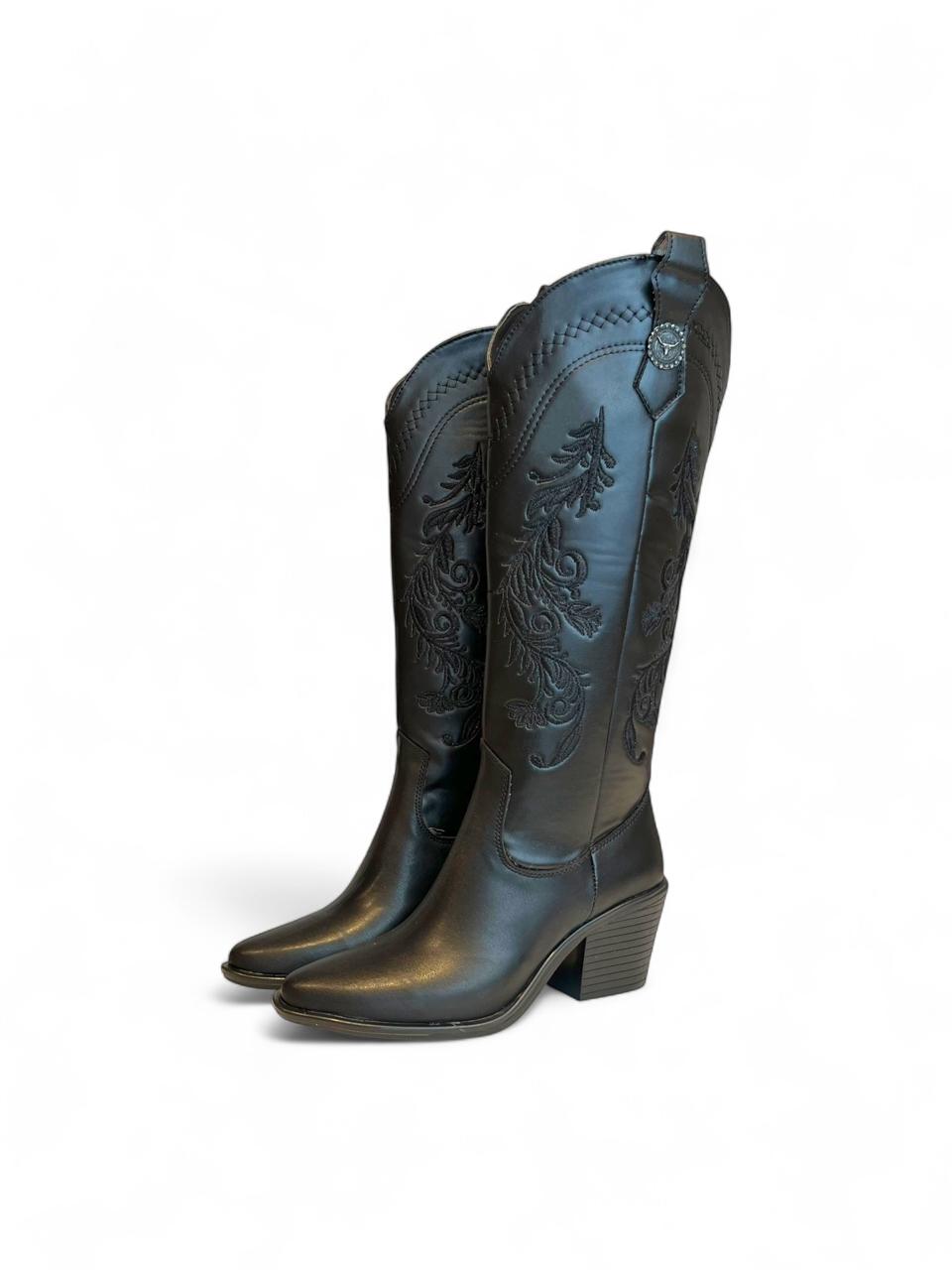 MONTERREY – Bota vaquera bordada con hebilla lateral y tacón cuadrado