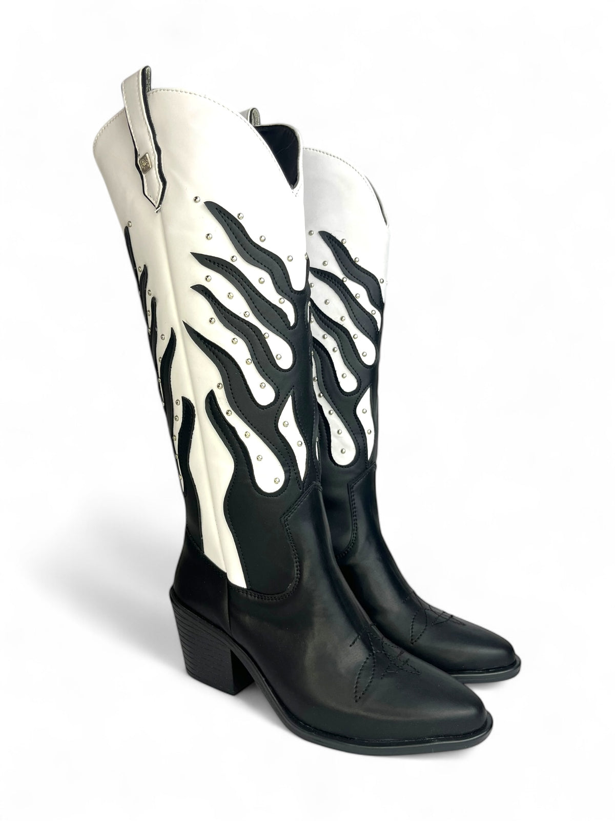 SOMBRA – Bota western de charol con llamas en contraste y detalles metálicos