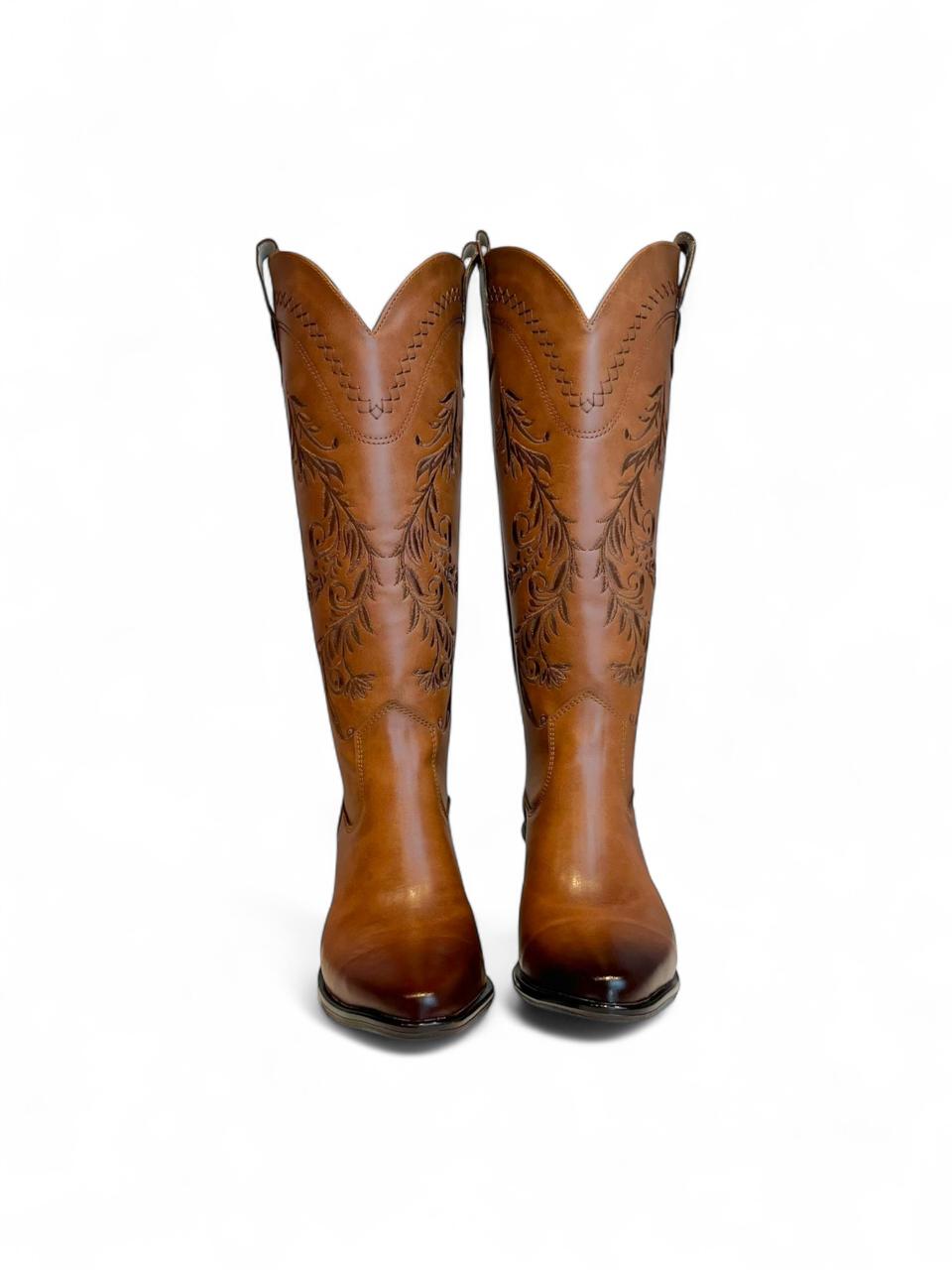 Bota vaquera bordada con hebilla decorativa