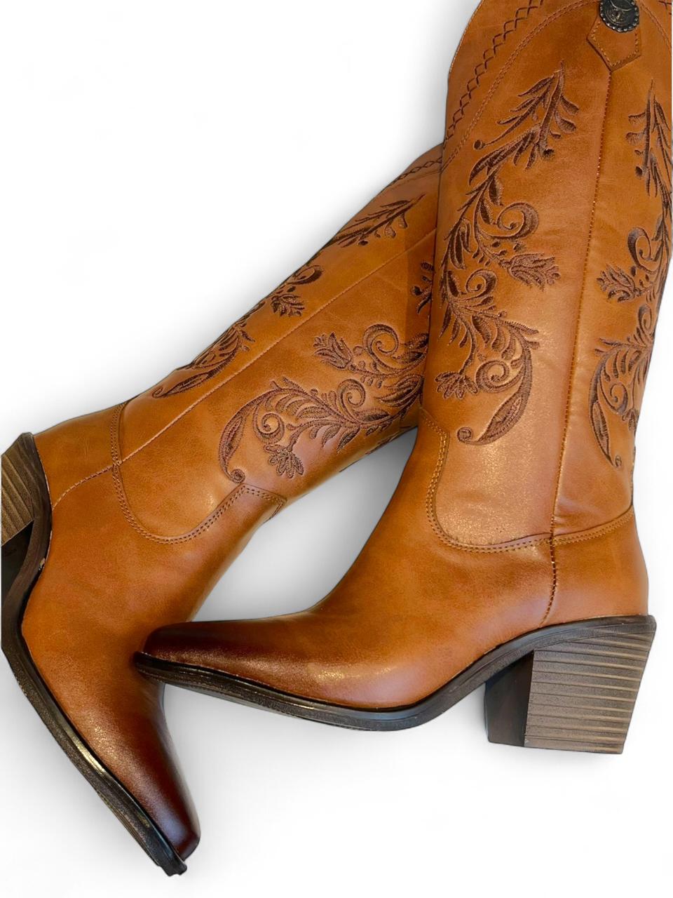 Bota vaquera bordada con hebilla decorativa