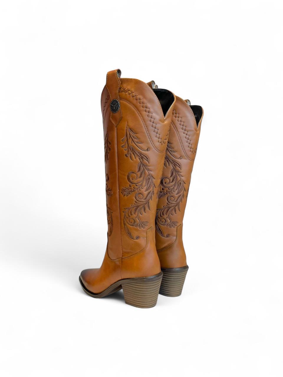 Bota vaquera bordada con hebilla decorativa