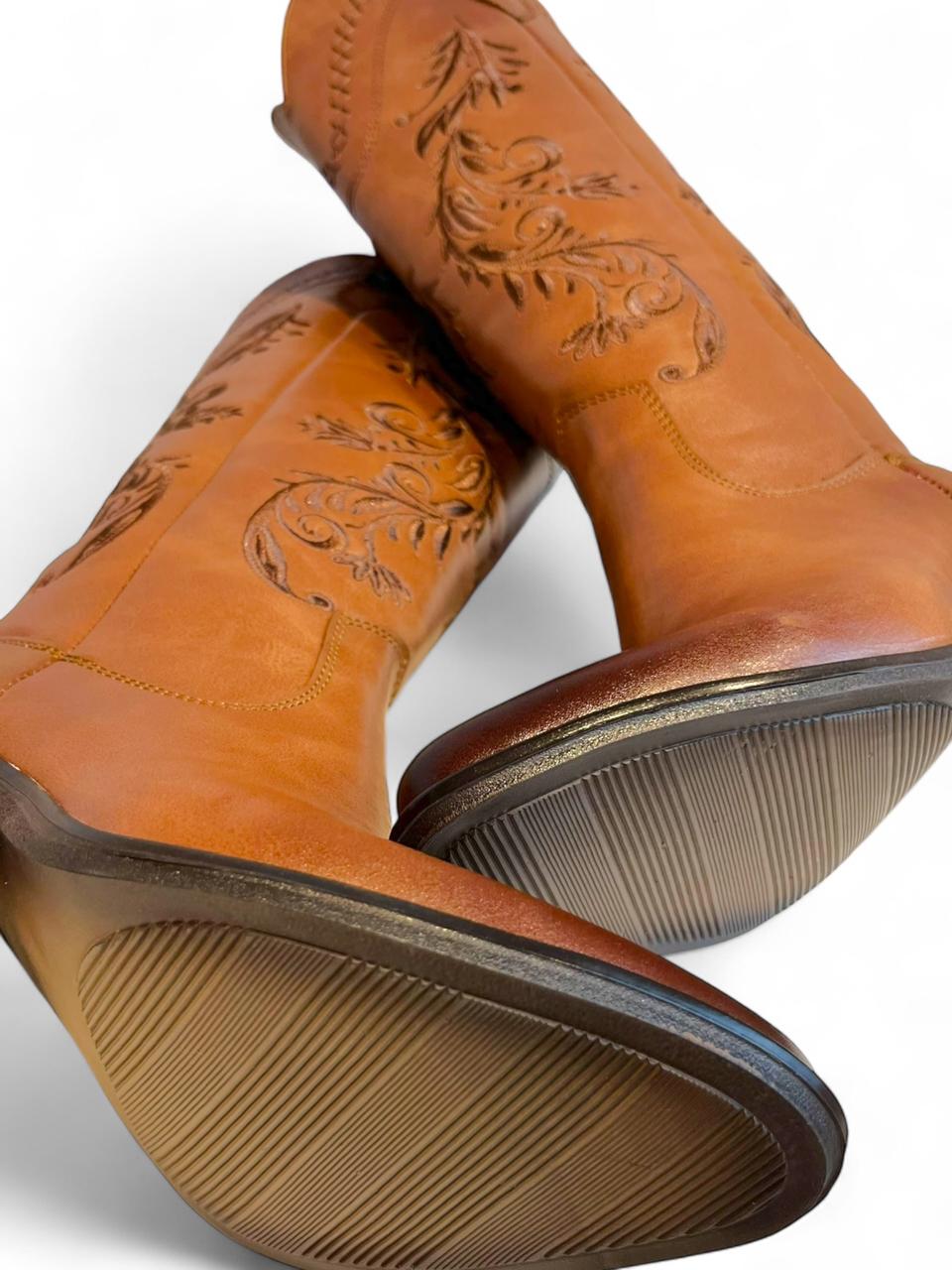 Bota vaquera bordada con hebilla decorativa
