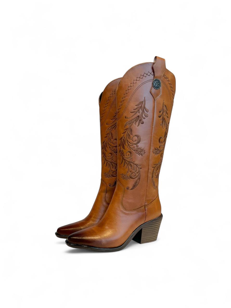 Bota vaquera bordada con hebilla decorativa