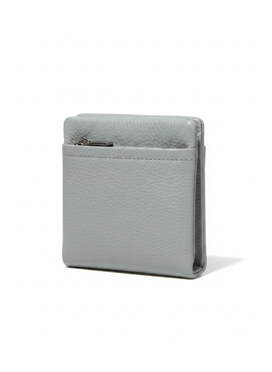 Cartera compacta mujer con zipper perimetral, textura pebble y herrajes plateados – DALALI