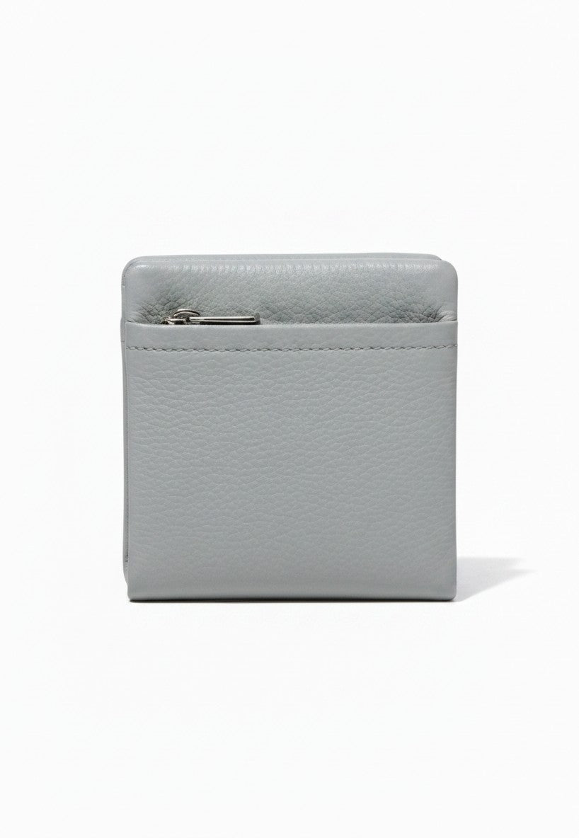 Cartera compacta mujer con zipper perimetral, textura pebble y herrajes plateados – DALALI