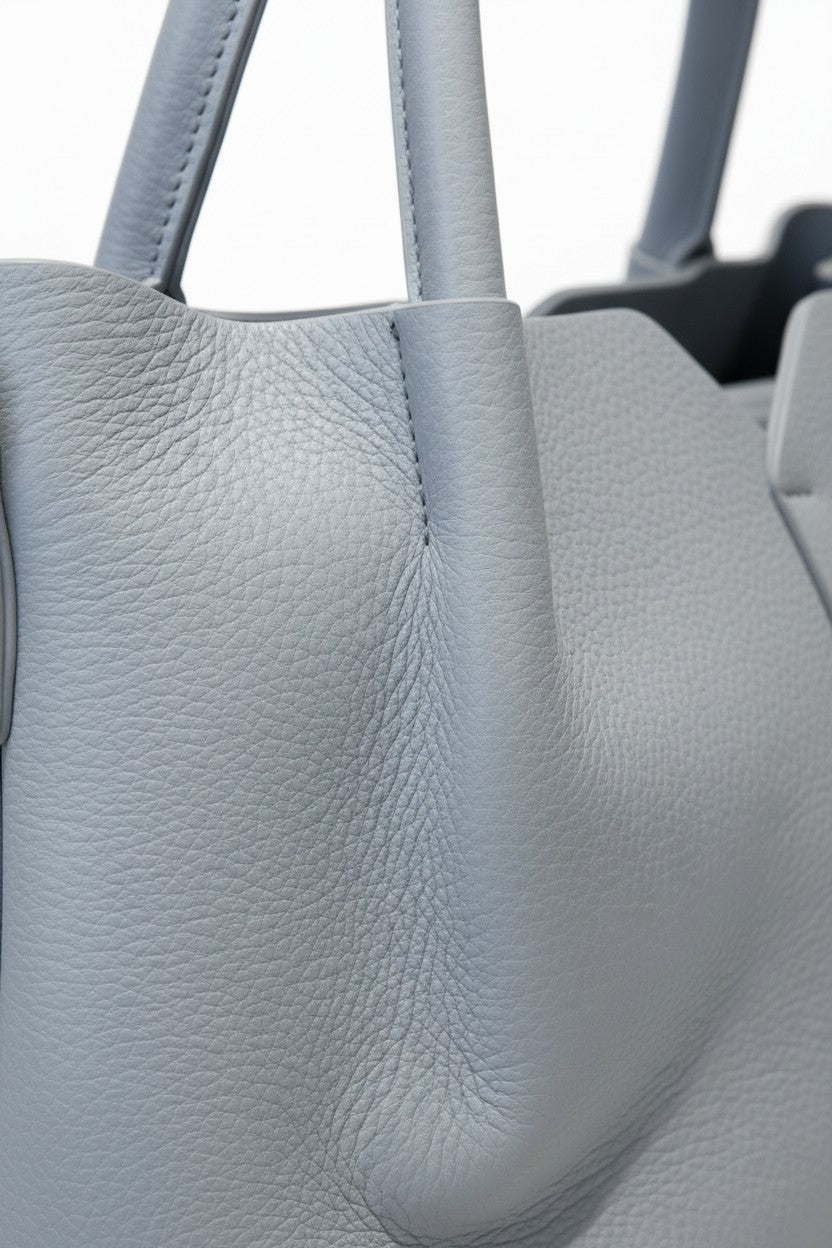 Bolsa de mano azul cielo textura pebbled tipo soft tote con asas dobles y herrajes dorados – DALALI