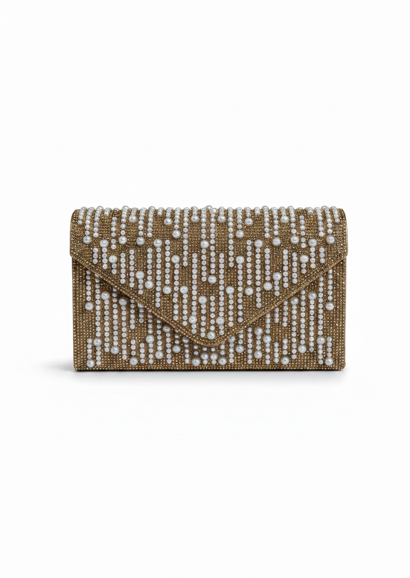 Clutch sobre dorado con pedreria y perlas blancas en patron cascada, cadena desmontable, marca DALALI