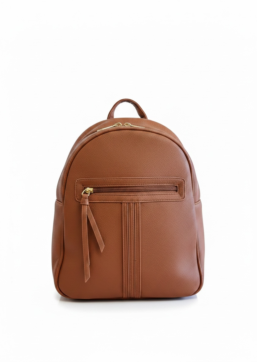 Mochila mediana de cuero sintetico pebbled café con bolsillo frontal y herrajes dorados, marca DALALI