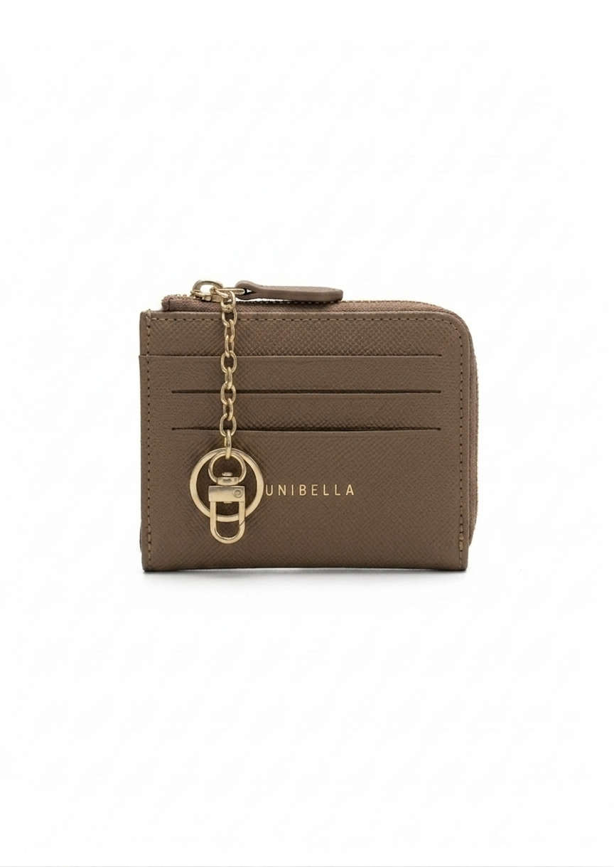 Tarjetero monedero beige tipo saffiano con zipper y cadena dorada llavero, marca DALALI