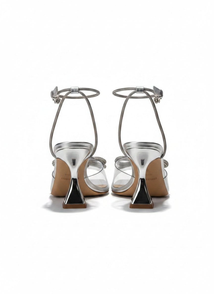 Zapatilla plateada transparente espejo con moño de pedrería y tacón carrete 9 cm, marca DALALI, tallas 23 a 26
