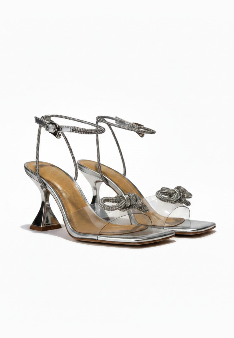 Zapatilla plateada transparente espejo con moño de pedrería y tacón carrete 9 cm, marca DALALI, tallas 23 a 26