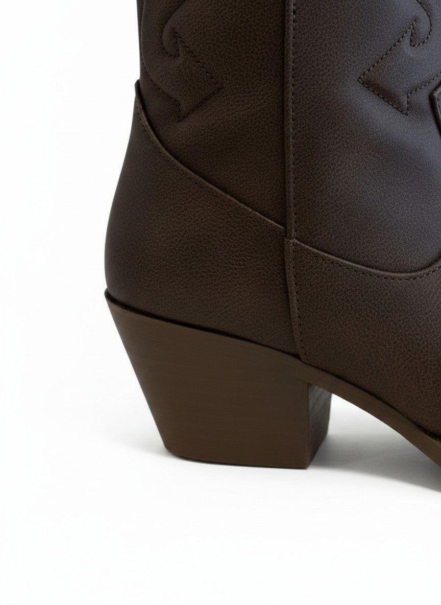Bota vaquera de caña corta con bordado tonal – ESPUELA